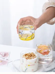 Detailansicht des Glases mit klarem transparentem Material und filigranem Blumenmuster.
