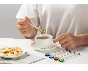 Gedetailleerd overzicht van heldere glazen lepel met kleurrijke accenten voor koffie en thee.