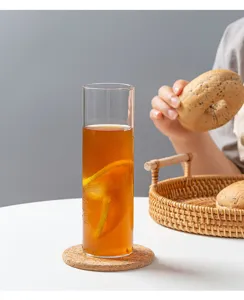 Klares hohes Glas für erfrischende Getränke, Cocktails und Säfte. Elegantes Design.