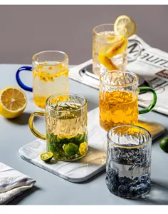 Set di tazze da caffè in vetro elegante con manici colorati, resistente al calore, ideale.