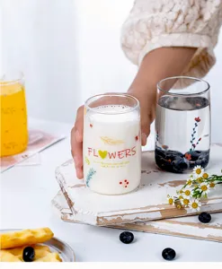Klares Glas mit Blumenmuster, ideal fuer taeglichen Gebrauch mit Milch, Saft oder Joghurt.