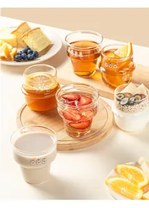 Detailopname van het kegelvormige glas in ins-stijl, perfect voor latte en koude dranken.