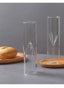 Vista di dettaglio di flûte da champagne creativo in vetro a doppia parete dal design minimalista.