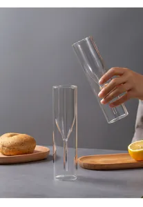 Vista dettaglio bicchiere champagne vetro doppia parete, design calice interno