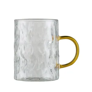 Tazza da caffe in vetro trasparente con texture martellata e manico elegante ambra