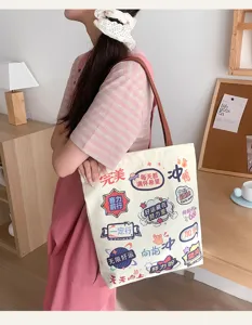 Detailansicht der großen Canvas Umhängetasche Shopper Tasche mit niedlichem Aufdruck.