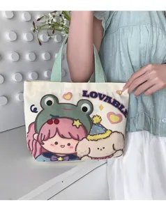 Vista dettagliata della borsa di tela con stampa di ragazza e cane in stile cartone animato.