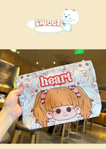 Leinwand Kosmetiktasche Detail zeigt süßes Cartoon Mädchen Design mit Zip für Reisen.