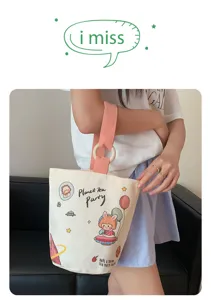 Primo piano dettagliato della borsa tote in tela di simpatico cartone animato con manico.