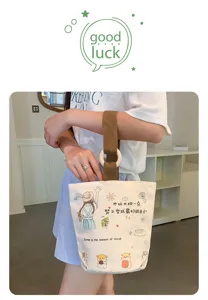 Borsa a secchiello in tela vista dettaglio con stampa di criceto carino e manico in legno.