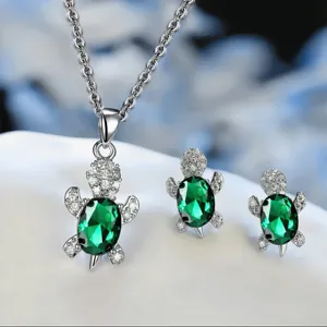Precioso conjunto de joyas de collar y pendientes de tortuga con brillantes piedras verdes.