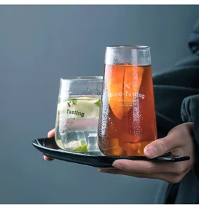 Set di tazze in vetro trasparente con stampa di testo, ideale per bevande fredde, latte e acqua.