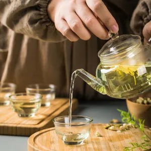 Set teiera in vetro trasparente con vassoio in legno, infusore resistente per tè sfuso.