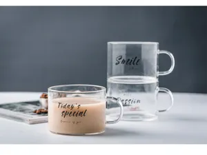 Tazza da caffè in vetro trasparente con manico e stampa di lettere per la casa o l'ufficio.
