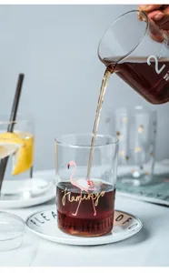 Hitzebeständiges Glas-Wasserglas mit süßem Flamingo-Muster für Saft und Getränke.