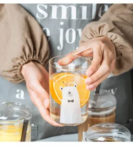 Hitzebeständiges Glas mit süßem Bären-Design und Orangenscheiben für Saft und Getränke.