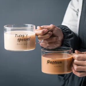 Tazza di vetro creativa all'ingrosso con manico, grande tazza per tè da ufficio, dessert e colazione.