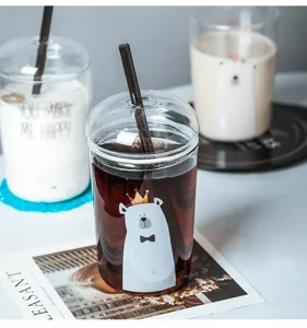 Kreatives hitzebeständiges Glas-Wasserglas mit Strohhalm und Deckel, süßes Bären-Design.