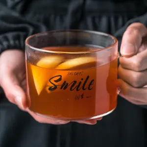 Tazza in vetro trasparente con manico e scritta stile per caffè, tè e colazione in ufficio.