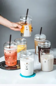 Kreativer hitzebestaendiger Glas-Wasserbecher mit Strohhalm und Deckel fuer Getraenke.