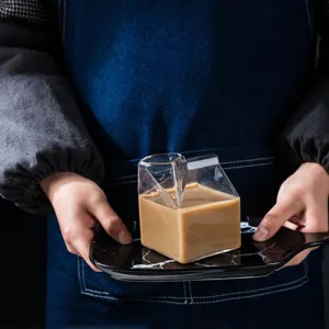 Creatieve vierkante glas melkpak mok, hittebestendige heldere beker voor het ontbijt.