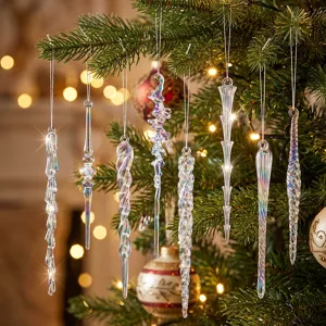 Gros plan détaillé de suspensions de glaçons en acrylique irisé sur un beau sapin de Noël.