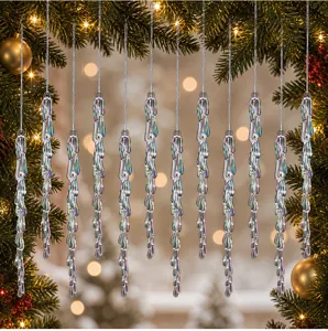 Vue détaillée de glaçons en acrylique irisé suspendus aux branches d'un sapin de Noël décoré.