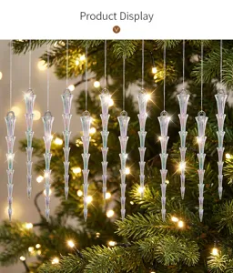 Ornements de glaçons irisés en acrylique sur sapin de Noël, détails de décoration scintillants.