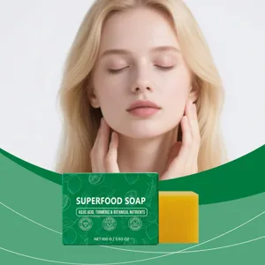 Gros plan détaillé de savon botanique naturel au curcuma et acide kojique pour nettoyage du visage.