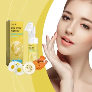 Détail du nettoyant visage mousse curcuma et acide kojique HOYGI avec brosse douce.