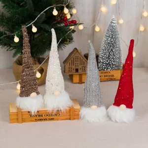 Set di giocattoli di peluche gnome di Natale, bambole senza volto lavorate a maglia.