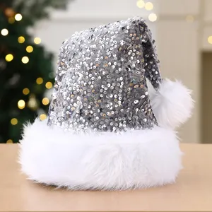 Gros plan d'un bonnet de Noël étincelant à sequins argentés avec bordure en peluche blanche.