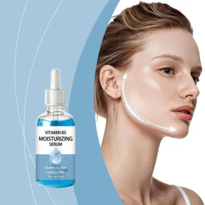 Vitamin B5 Gesichts-Serum Detailansicht, zeigt feuchtigkeitsspendende Flasche und Model.