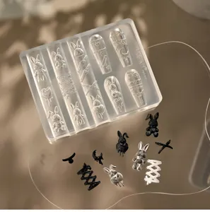 Primer plano detallado del molde de uñas de silicona transparente con dijes de conejito gótico.
