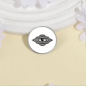 Gedetailleerde close-up van geometrische psychedelische alziend oog metalen broche zwarte lijnen.