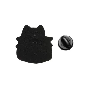 Gedetailleerd overzicht van de achterkant van de zwarte metalen katten speld met rubberen sluiting.
