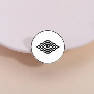 Close-up detail van een geometrische zwart-witte psychedelische oog metalen broche speld.