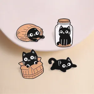 Gedetailleerd overzicht van schattige zwarte kat metalen speldjes met speelse ontwerpen.