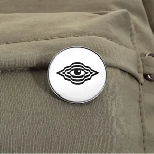 Metalen broche speld met een zwart-wit psychedelisch abstract oogpatroon ontwerp.