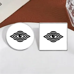 Geometrische psychedelische metalen broche met alziend oog, zwart-wit abstract lijnontwerp.