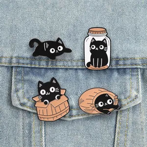 Leuke zwarte kat metaal broche gedetailleerd opname, cartoon dier emaille speld jas.