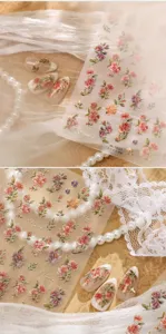 Vue détaillée d'autocollants d'ongles à fleurs dorées métalliques vintage aux roses.