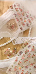 Vue détaillée d'autocollants d'ongles floraux dorés 3D de style rétro, design français élégant.