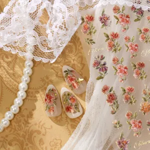 Autocollants d'ongles roses en feuille d'or style cour rétro et faux ongles à motifs floraux.