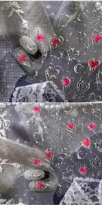 Detailansicht von dunklen Subkultur-Flüssigmetall-Silber-Dornen-Herz-Nagelaufklebern.