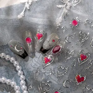 Flüssig-metallsilberne Dornen und rosa Herz Nagelaufkleber mit dunkler Y2K Ästhetik