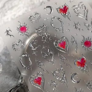 Nailart-Sticker mit flüssigem Metallsilber und Dornenherz im dunklen Subkultur-Stil