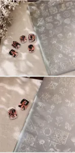 Λεπτομερής άποψη της πλάκας στάμπας nail art με περίπλοκα σχέδια λουλουδιών και πεταλούδων.