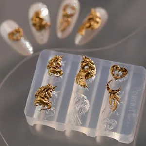 Dijes de nail art vintage de unicornio y corazón de oro con molde de silicona.