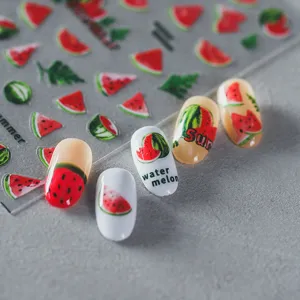 Detailansicht von sommerlichen Nagelaufklebern mit Wassermelonen-Motiv auf Tipps